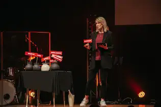 Karin Schmid predigt auf der Bühne